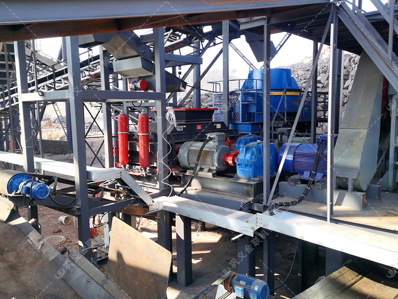 破解高硬度物料制砂瓶颈,液压对辊破碎机助企业“少花钱、多出砂” 破解高硬度物料制砂瓶颈,液压对辊破碎机助企业“少花钱、多出砂”