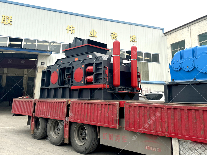 破解高硬度物料制砂瓶颈,液压对辊破碎机助企业“少花钱、多出砂” 破解高硬度物料制砂瓶颈,液压对辊破碎机助企业“少花钱、多出砂”